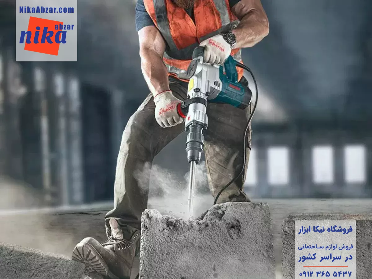 کارگر در حال استفاده از هیلتی